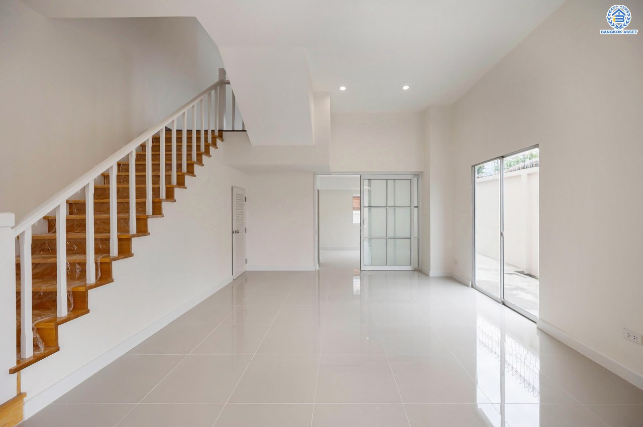 บ้านมือสองตกแต่งใหม่ โครงการ ปริญลักษณ์ วงแหวน-สาทร หลังมุม เนื้อที่ 36.9 ตร.ว. ฟังก์ชัน 3 ห้องนอน 4 ห้องน้ำ 2 ที่จอดรถ ภายในกว้าง พื้นที่ใช้สอยเยอะ บนทำเลเดินทางสะดวก ติดถนนกาญจนาภิเษก เชื่อมต่อถนนเพชรเกษม, ถนนกัลปพฤกษ์ ใกล้รถไฟฟ้าสายสีน้ำเงิน "สถานีหลักสอง"